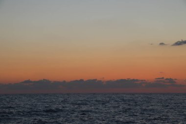Denizin üzerinde güzel bir gün batımı