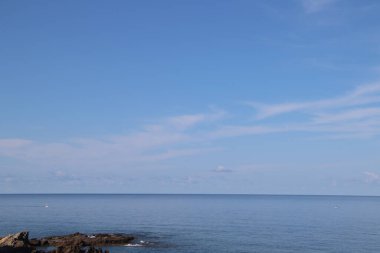 Denize ve gökyüzüne bak.