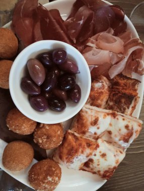 Geleneksel İtalyan aperatifi. Sosis, zeytin ve kızarmış lokma.