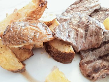 Patates ve baharatlı ızgara biftek.