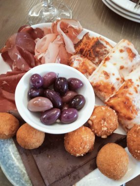 farklı peynir ve sosis türleri