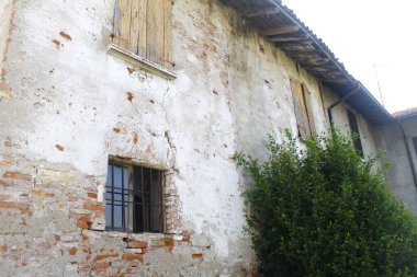 Şehirde terk edilmiş eski bir ev.