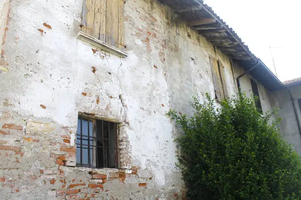 Şehirde terk edilmiş eski bir ev.