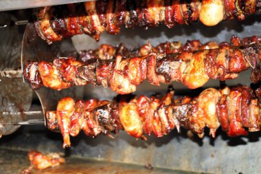 Izgarada ızgara şiş kebap.