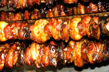 Baharatlı ve sebzeli ızgara tavuk.