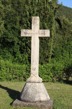 Çimlerin üzerinde bir haç