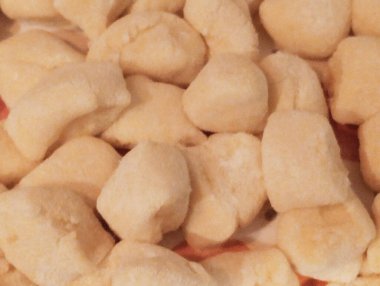 Bir yığın beyaz ve kırmızı şekerlemenin yakın plan çekimi.