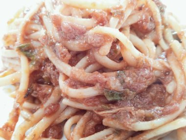 Domates soslu ve fesleğenli spagetti