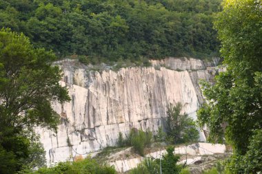 Dağlardaki güzel bir dağ manzarası