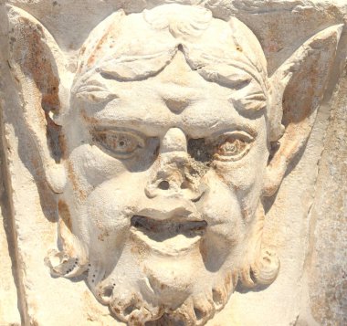 Antik Yunan tanrısının antik taş heykeli