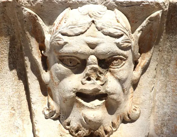 Antik Yunan tapınağında heykel