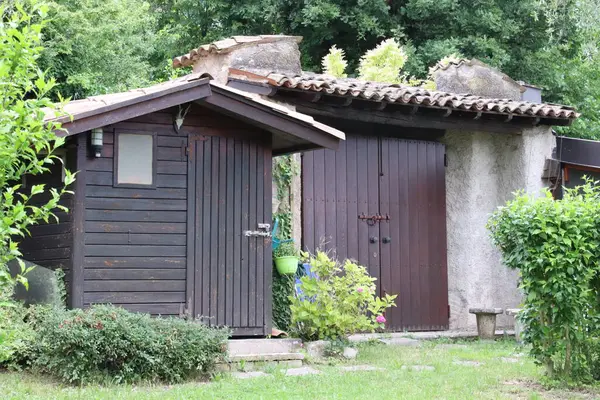 Köydeki eski ahşap ev.