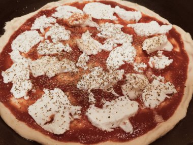 Peynirli pizza, domates sosu ve fesleğen.