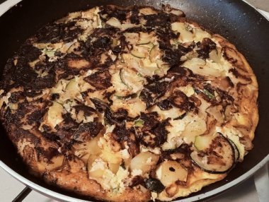 Mantarlı ve peynirli pizza.