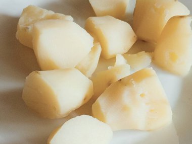 Beyaz arka planda taze patates.