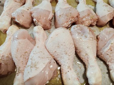 Beyaz arka planda çiğ tavuk kanadı.