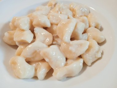 Peynirli ve soslu börek.