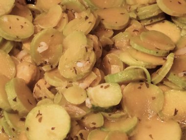 Trombetta kalitesinde kabak yağlı ve maydanozlu tavada pişmiş mermilere dönüşür.