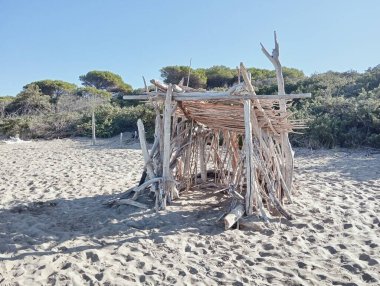 İspanya 'nın kuzeyinde pipetli bir kumsal