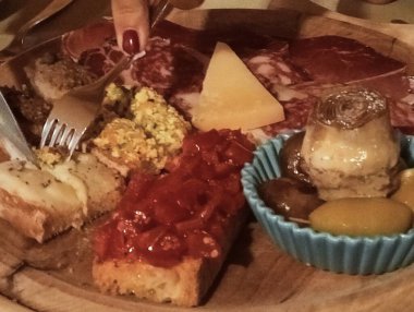 Masada farklı çeşit peynir ve et var.