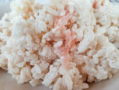 Bir kase pirinci kapat.