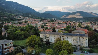Avları ve evleri olan Botticino, Brescia, İtalya 'nın havadan görünüşü