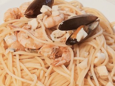 Balık soslu makarna, midye, midye ve karides.