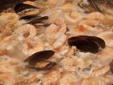 Balık soslu makarna, midye, midye ve karides.