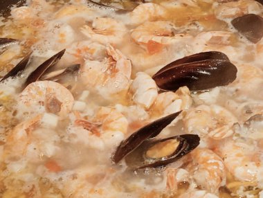 Balık soslu makarna, midye, midye ve karides.