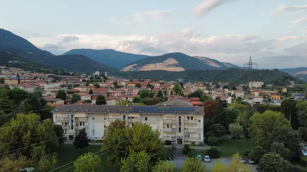 Avları ve evleri olan Botticino, Brescia, İtalya 'nın havadan görünüşü