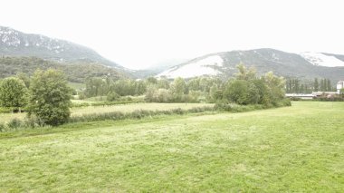 Dağları ve bulutları olan güzel bir manzara