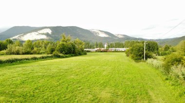 Dağlardaki tren istasyonu manzarası