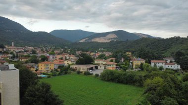 İtalya 'nın Botticino, Brescia kentindeki parkın havadan görüntüsü. İnsansız hava aracı ile çekilmiş bir hava fotoğrafı..