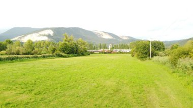 Dağlarda, kırsalda.