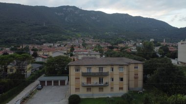 Şehrin tepesinden dağlarına kadar manzara. yüksek kaliteli fotoğraf