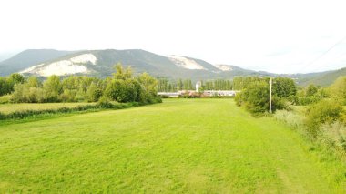 Botticino Sera, Brescia, İtalya 'nın yeşil tarlaları ve yukarıdan insansız hava aracı manzarası