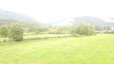 Ağaçlar ve dağlarla dolu güzel bir manzara.