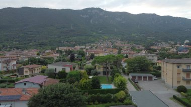 Dağlardaki şehrin havadan görünüşü