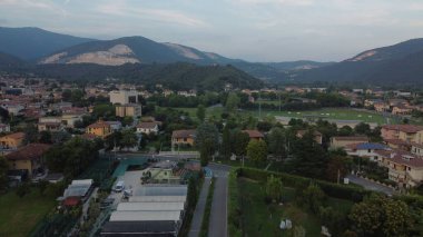 İtalyan kasabasının insansız hava aracının hava görüntüsü. yüksek kaliteli fotoğraf
