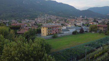 Köyün dağları vadisinin güzel manzarası.