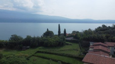 Garda ya da Benaco Gölü 'nün havadan görünüşü. İtalya 'nın en büyük gölü kuzey İtalya' dadır. İnsansız hava aracı ile üst görünüm