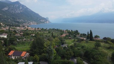 Garda ya da Benaco Gölü 'nün havadan görünüşü. İtalya 'nın en büyük gölü kuzey İtalya' dadır. İnsansız hava aracı ile üst görünüm