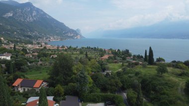 Garda ya da Benaco Gölü 'nün havadan görünüşü. İtalya 'nın en büyük gölü kuzey İtalya' dadır. İnsansız hava aracı ile üst görünüm