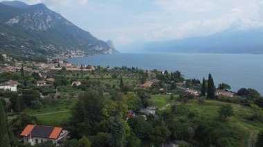 Garda ya da Benaco Gölü 'nün havadan görünüşü. İtalya 'nın en büyük gölü kuzey İtalya' dadır. İnsansız hava aracı ile üst görünüm