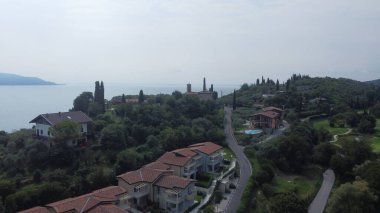 Garda ya da Benaco Gölü 'nün havadan görünüşü. İtalya 'nın en büyük gölü kuzey İtalya' dadır. İnsansız hava aracı ile üst görünüm
