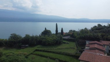 Garda ya da Benaco Gölü 'nün havadan görünüşü. İtalya 'nın en büyük gölü kuzey İtalya' dadır. İnsansız hava aracı ile üst görünüm