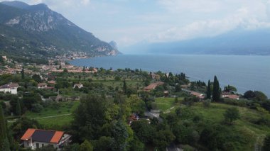 Garda ya da Benaco Gölü 'nün havadan görünüşü. İtalya 'nın en büyük gölü kuzey İtalya' dadır. İnsansız hava aracı ile üst görünüm