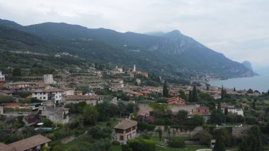 Garda ya da Benaco Gölü 'nün havadan görünüşü. İtalya 'nın en büyük gölü kuzey İtalya' dadır. İnsansız hava aracı ile üst görünüm
