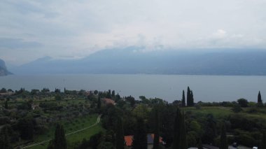 Garda ya da Benaco Gölü 'nün havadan görünüşü. İtalya 'nın en büyük gölü kuzey İtalya' dadır. İnsansız hava aracı ile üst görünüm