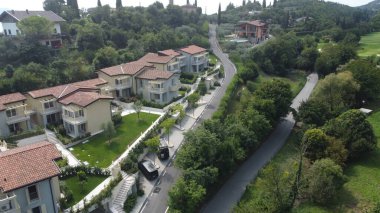 Garda Gölü 'ndeki karakteristik ve antik köyün havadan görünüşü. Yukarıdan drone görünümü